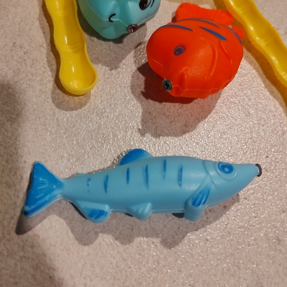 Lot of preschool toys includes 5 magnetic fish and two yellow nets. No rod - Picture 6 of 10